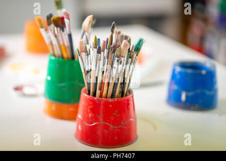 Töpfe der Künstler Pinsel auf der Schulbank in der Kunst Unterricht fotografiert. Stockfoto