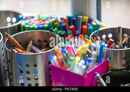 Schließen Sie herauf Bild der Töpfe der farbige Stifte und Kreiden in einer Schule kunst Klassenzimmer Stockfoto