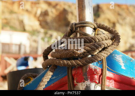 Schließen Sie herauf alte braune Seil binden auf einem Boot Stockfoto