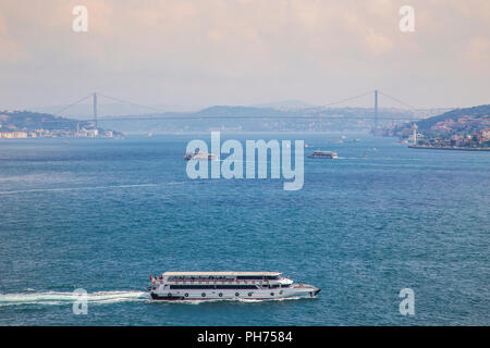 Panoramablick auf den Bosporus mit Booten und Brücke vom Topkapi-Palast entfernt. Istanbul, Türkei. Stockfoto