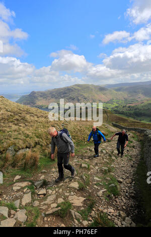 Spaziergänger auf Patterdale Gemeinsame und Ullswater Lake, Lake District National Park, Cumbria, England, Großbritannien Stockfoto