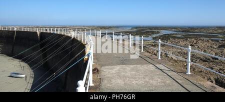 Ebbe in der Bucht von Grouville Stockfoto