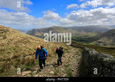 Spaziergänger auf Patterdale Gemeinsame und Ullswater Lake, Lake District National Park, Cumbria, England, Großbritannien Stockfoto