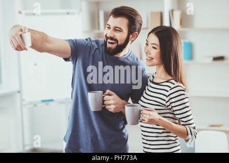 Freudige bärtiger Mann mit einem selfie Stockfoto