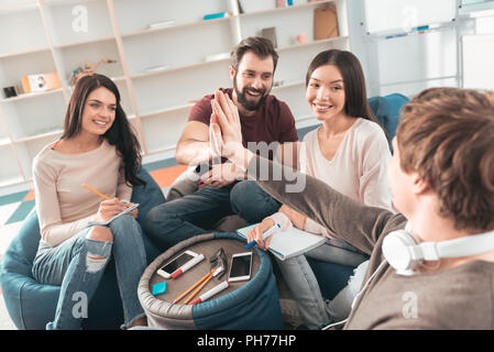 Freudige junge Männer gegenseitig hoch fünf Stockfoto