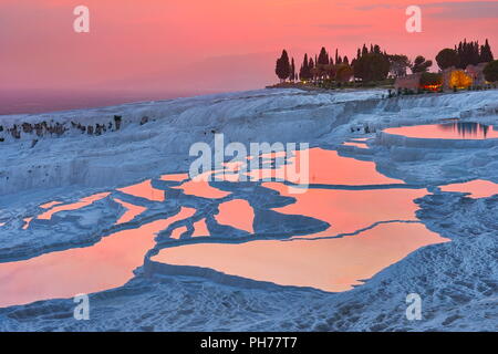 Pamukkale Kalkstein Terrassen bei Sonnenuntergang, Pamukkale, Türkei Stockfoto