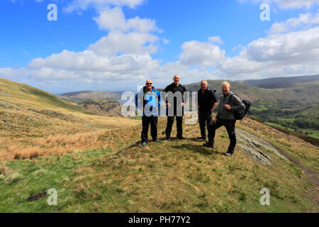 Spaziergänger auf Patterdale Gemeinsame und Ullswater Lake, Lake District National Park, Cumbria, England, Großbritannien Stockfoto