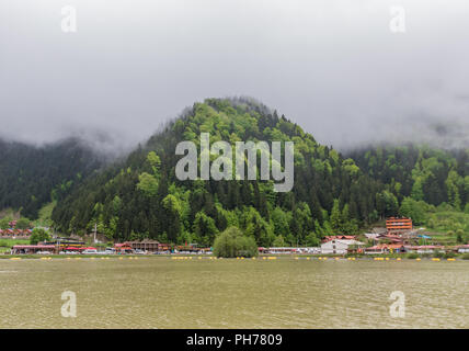 Uzungöl, Türkei - befindet sich in der Nähe der Firtina Tal, die uzungöl See ist einer der schönsten Seen in der Türkei. Insbesondere hier eine Übersicht Stockfoto