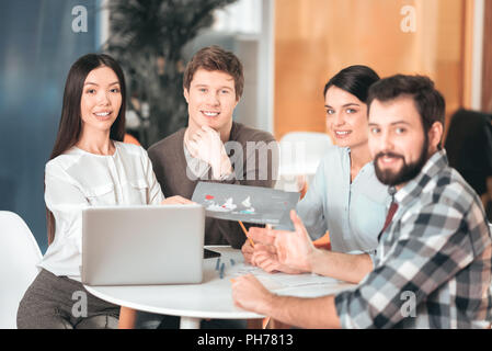 Intelligente junge Menschen über ihre Startup Stockfoto