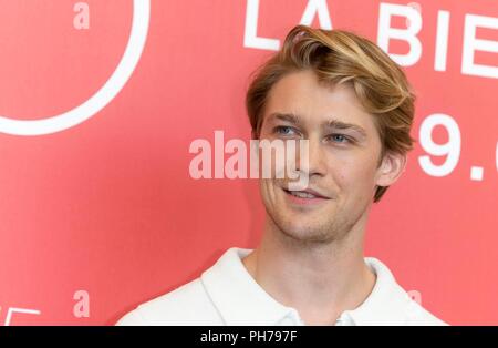 Venedig, Italien. 30 Aug, 2018. Joe Alwyn Posen auf dem Foto Aufruf von 'Favoriten' während der 75 nd Filmfestspiele in Venedig in Palazzo del Casino in Venedig, Italien, am 30. August 2018. | Verwendung der weltweiten Kredit: dpa/Alamy leben Nachrichten Stockfoto