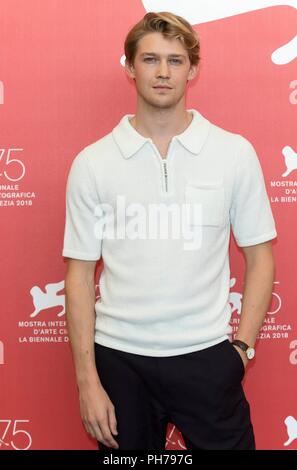 Venedig, Italien. 30 Aug, 2018. Joe Alwyn Posen auf dem Foto Aufruf von 'Favoriten' während der 75 nd Filmfestspiele in Venedig in Palazzo del Casino in Venedig, Italien, am 30. August 2018. | Verwendung der weltweiten Kredit: dpa/Alamy leben Nachrichten Stockfoto