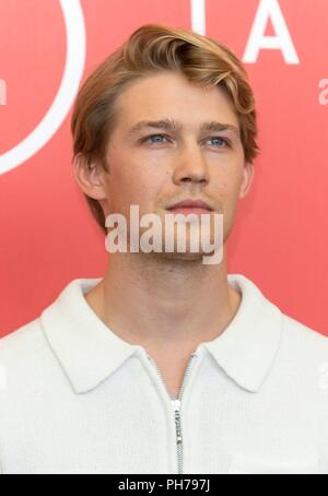 Venedig, Italien. 30 Aug, 2018. Joe Alwyn Posen auf dem Foto Aufruf von 'Favoriten' während der 75 nd Filmfestspiele in Venedig in Palazzo del Casino in Venedig, Italien, am 30. August 2018. | Verwendung der weltweiten Kredit: dpa/Alamy leben Nachrichten Stockfoto