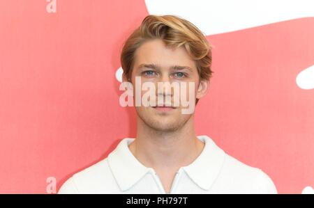 Venedig, Italien. 30 Aug, 2018. Joe Alwyn Posen auf dem Foto Aufruf von 'Favoriten' während der 75 nd Filmfestspiele in Venedig in Palazzo del Casino in Venedig, Italien, am 30. August 2018. | Verwendung der weltweiten Kredit: dpa/Alamy leben Nachrichten Stockfoto