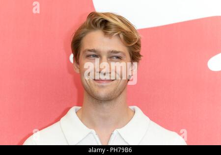 Venedig, Italien. 30 Aug, 2018. Joe Alwyn Posen auf dem Foto Aufruf von 'Favoriten' während der 75 nd Filmfestspiele in Venedig in Palazzo del Casino in Venedig, Italien, am 30. August 2018. | Verwendung der weltweiten Kredit: dpa/Alamy leben Nachrichten Stockfoto