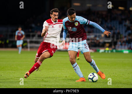 Burnley, Großbritannien. 30. August 2018, Burnley von Dwight McNeil in Aktion während des heutigen Match 30. August 2018, Turf Moor, Burnley, England, UEFA Europa League, Play off Bein 2 von 2, Burnley v Olympiakos Piräus FC Credit: Aktuelles Bilder/Alamy leben Nachrichten Stockfoto