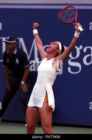 Flushing Meadows, New York - 30. August 2018: US Open Tennis: Caroline Garcia von Frankreich feiert ihren zweiten Sieg über Monica Puig de Puerto Rico bei den US Open in Flushing Meadows, New York. Quelle: Adam Stoltman/Alamy leben Nachrichten Stockfoto