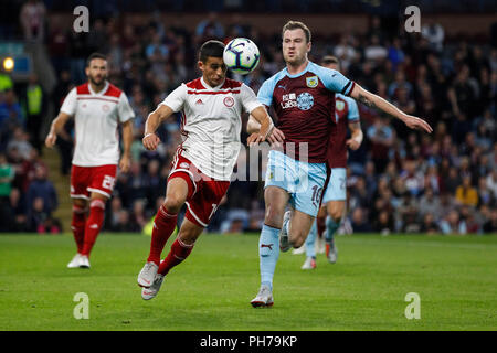 Burnley, Großbritannien. 30. August 2018. Omar Elabdellaoui von Olympiakos und Ashley Barnes von Burnley während der UEFA Europa League Play-Off Runde zweite Bein Übereinstimmung zwischen Burnley und Olympiakos in Turf Moor am 30. August 2018 in Burnley, England. Credit: PHC Images/Alamy leben Nachrichten Stockfoto