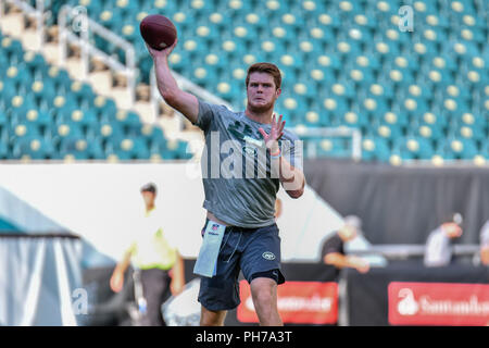 Philadelphia, USA. 30. Aug 2018. 30. August 2018: Quarterback Sam Darnold der New York Strahlen wärmt vor einem preseason Spiel gegen die Philadelphia Eagles am Lincoln Financial Field in Philadelphia, Pennsylvania. Gregory Vasil/Cal Sport Media Credit: Cal Sport Media/Alamy leben Nachrichten Stockfoto