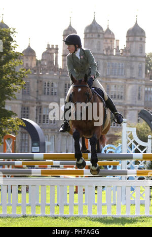 Stamford, Großbritannien. 30. Aug 2018. Ein Konkurrent in der Pony Club Team Springen Veranstaltungen konkurriert an den Land Rover Burghley Horse Trials, Burghley House, Stamford Lincs, der am 30. August 2018. Credit: Paul Marriott/Alamy leben Nachrichten Stockfoto