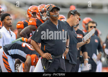Cincinnati, Ohio, USA. 30. August 2018: Cincinnati Bengals Head Coach Marvin Lewis Uhren ein Replay in einem Spiel zwischen den Indianapolis Colts und den Cincinnati Bengals an Paul Brown Stadium in Cincinnati, OH. Adam Lacy/CSM Credit: Cal Sport Media/Alamy leben Nachrichten Stockfoto