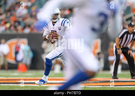 Cincinnati, Ohio, USA. 30. August 2018: die Indianapolis Colts quarterback Jacoby Brissett (7) kriecht und sucht nach einem offenen Empfänger in einem Spiel zwischen den Indianapolis Colts und den Cincinnati Bengals an Paul Brown Stadium in Cincinnati, OH. Adam Lacy/CSM Credit: Cal Sport Media/Alamy leben Nachrichten Stockfoto