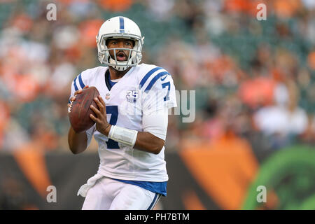 Cincinnati, Ohio, USA. 30. August 2018: die Indianapolis Colts quarterback Jacoby Brissett (7) kriecht und sucht nach einem offenen Empfänger in einem Spiel zwischen den Indianapolis Colts und den Cincinnati Bengals an Paul Brown Stadium in Cincinnati, OH. Adam Lacy/CSM Credit: Cal Sport Media/Alamy leben Nachrichten Stockfoto