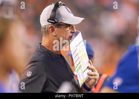 Cincinnati, Ohio, USA. 30. August 2018: die Indianapolis Colts Head Coach Frank Reich fordert, ein Spiel in einem Spiel zwischen den Indianapolis Colts und den Cincinnati Bengals an Paul Brown Stadium in Cincinnati, OH. Adam Lacy/CSM Credit: Cal Sport Media/Alamy leben Nachrichten Stockfoto