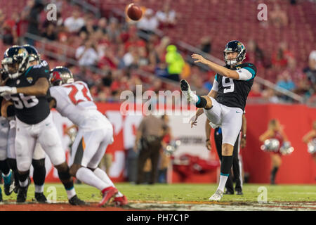 Tampa, Florida, USA. 30 Aug, 2018. Jacksonville Jaguars Börsenspekulant Logan Cooke (9) Stocherkähne der Ball während des Spiels gegen die Tampa Bay Buccaneers bei Raymond James Stadium am Donnerstag, 30. August 2018 in Tampa, Florida. Credit: Travis Pendergrass/ZUMA Draht/Alamy leben Nachrichten Stockfoto