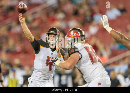 Tampa, Florida, USA. 30 Aug, 2018. Tampa Bay Buccaneers Quarterback Ryan Griffin (4) Tropfen gegen die Jacksonville Jaguars bei Raymond James Stadium, am Donnerstag, 30. August 2018 in Tampa, Florida. Credit: Travis Pendergrass/ZUMA Draht/Alamy leben Nachrichten Stockfoto