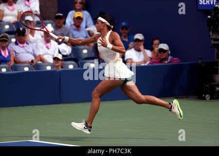 Flushing Meadows, New York - 30. August 2018: US Open Tennis: Caroline Garcia von Frankreich während ihrer zweiten Runde Sieg über Monica Puig de Puerto Rico bei den US Open in Flushing Meadows, New York. Quelle: Adam Stoltman/Alamy leben Nachrichten Stockfoto