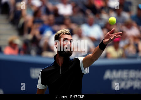 Flushing Meadows, New York - 30. August 2018: US Open Benoit Paire von Frankreich während seiner zweiten Runde gerade Verlust an Roger Federer von der Schweiz bei den US Open in Flushing Meadows, New York. Quelle: Adam Stoltman/Alamy leben Nachrichten Stockfoto