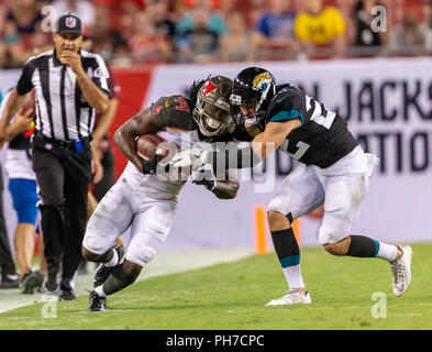 August 30, 2018 - Tampa Bay Buccaneers zurück laufen Wagen Ogunbowale (44) den Ball in der 2. Hälfte läuft während des Spiels zwischen der Jacksonville Jaguars und die Tampa Bay Buccaneers bei Raymond James Stadium in Tampa, Florida. Del Mecum/CSM Stockfoto