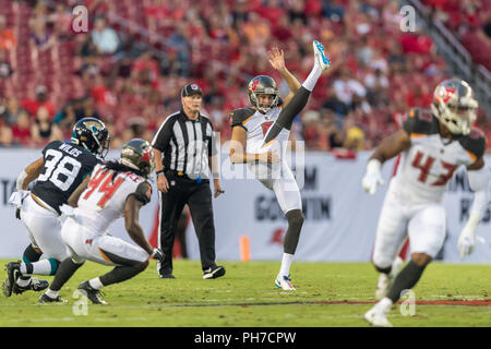 Tampa, Florida, USA. 30 Aug, 2018. Tampa Bay Buccaneers Börsenspekulant Bryan Zorn (9) Irische Pfund den Ball gegen die Jacksonville Jaguars bei Raymond James Stadium am Donnerstag, 30. August 2018 in Tampa, Florida. Credit: Travis Pendergrass/ZUMA Draht/Alamy leben Nachrichten Stockfoto