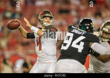 Tampa, Florida, USA. 30 Aug, 2018. Tampa Bay Buccaneers Quarterback Ryan Griffin (4) Tropfen gegen die Jacksonville Jaguars bei Raymond James Stadium, am Donnerstag, 30. August 2018 in Tampa, Florida. Credit: Travis Pendergrass/ZUMA Draht/Alamy leben Nachrichten Stockfoto