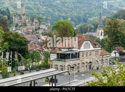 Deutschland, Eppstein. 30 Aug, 2018. Der Bahnhof von Eppstein im Taunus liegt in Sichtweite des Schlosses (oben links). Zusammen mit dem Bahnhof Winterberg im Hochsauerland, wird der Titel "Bahnhof des Jahres 2018" ausgezeichnet. Nach umfangreichen Test Reisen durch Deutschland, die Jury hatte Stationen die beiden 'Bürger'', die ihre Qualität zu einem besonderen Engagement vor Ort zu verdanken. Foto: Frank Rumpenhorst/dpa/Alamy leben Nachrichten Stockfoto