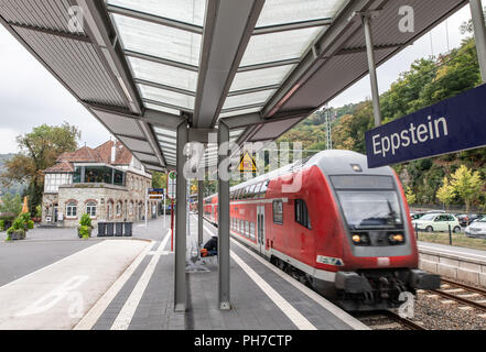 Deutschland, Eppstein. 30 Aug, 2018. Ein Zug der Bahnhof von Eppstein im Taunus. Zusammen mit dem Bahnhof Winterberg im Hochsauerland, wird der Titel "Bahnhof des Jahres 2018" ausgezeichnet. Nach umfangreichen Test Reisen durch Deutschland, die Jury hatte Stationen die beiden 'Bürger'', die ihre Qualität zu einem besonderen Engagement vor Ort zu verdanken. Foto: Frank Rumpenhorst/dpa/Alamy leben Nachrichten Stockfoto