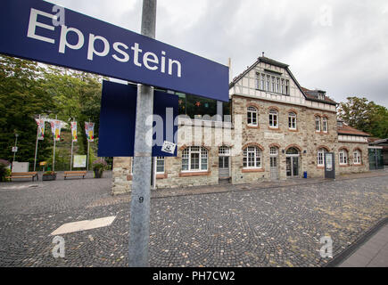 Deutschland, Eppstein. 30 Aug, 2018. Ein blau-weißes Schild steht vor dem Bahnhof von Eppstein im Taunus. Zusammen mit dem Bahnhof Winterberg im Hochsauerland, wird der Titel "Bahnhof des Jahres 2018" ausgezeichnet. Nach umfangreichen Test Reisen durch Deutschland, die Jury hatte Stationen die beiden 'Bürger'', die ihre Qualität zu einem besonderen Engagement vor Ort zu verdanken. Foto: Frank Rumpenhorst/dpa/Alamy leben Nachrichten Stockfoto