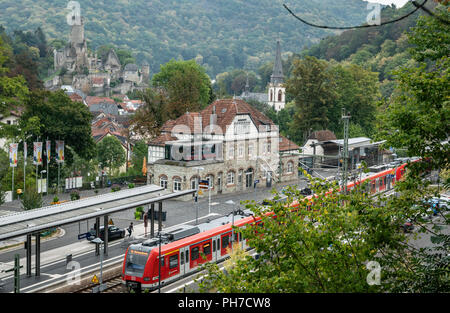 Deutschland, Eppstein. 30 Aug, 2018. Der Bahnhof von Eppstein im Taunus liegt in Sichtweite des Schlosses (oben links). Zusammen mit dem Bahnhof Winterberg im Hochsauerland, wird der Titel "Bahnhof des Jahres 2018" ausgezeichnet. Nach umfangreichen Test Reisen durch Deutschland, die Jury hatte Stationen die beiden 'Bürger'', die ihre Qualität zu einem besonderen Engagement vor Ort zu verdanken. Foto: Frank Rumpenhorst/dpa/Alamy leben Nachrichten Stockfoto