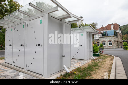 Deutschland, Eppstein. 30 Aug, 2018. Abschließbare Räume mit der Möglichkeit der Aufladung elektrische Fahrräder (l) sind vor dem Bahnhof von Eppstein im Taunus. Zusammen mit dem Bahnhof Winterberg im Hochsauerland, wird der Titel "Bahnhof des Jahres 2018" ausgezeichnet. Nach umfangreichen Test Reisen durch Deutschland, die Jury hatte Stationen die beiden 'Bürger'', die ihre Qualität zu einem besonderen Engagement vor Ort zu verdanken. Foto: Frank Rumpenhorst/dpa/Alamy leben Nachrichten Stockfoto