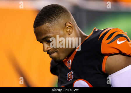 Cincinnati, Ohio, USA. 30. August 2018: Cincinnati Bengals cornerback KeiVarae Russell (20) geht weg vom Feld in einem Spiel zwischen den Indianapolis Colts und den Cincinnati Bengals an Paul Brown Stadium in Cincinnati, OH verletzt. Adam Lacy/CSM Credit: Cal Sport Media/Alamy leben Nachrichten Stockfoto