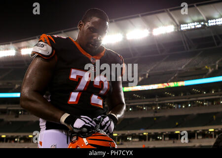 Cincinnati, Ohio, USA. 30. August 2018: Cincinnati Bengals beleidigender Gerät Justin Murray (72) Geht weg vom Feld nach einem Spiel zwischen den Indianapolis Colts und den Cincinnati Bengals an Paul Brown Stadium in Cincinnati, OH. Adam Lacy/CSM Credit: Cal Sport Media/Alamy leben Nachrichten Stockfoto