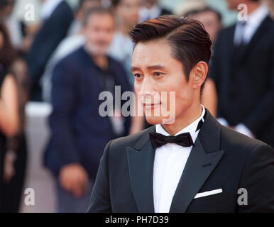 Venedig, Italien. 30. Aug 2018. Lee Byung Hun bei der Premiere Gala der film Roma auf den 75. Filmfestspielen von Venedig, Sala Grande am Donnerstag, 30. August 2018, Venice Lido, Italien. Credit: Doreen Kennedy/Alamy leben Nachrichten Stockfoto