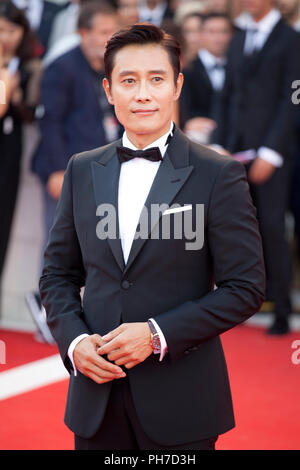 Venedig, Italien. 30. Aug 2018. Lee Byung Hun bei der Premiere Gala der film Roma auf den 75. Filmfestspielen von Venedig, Sala Grande am Donnerstag, 30. August 2018, Venice Lido, Italien. Credit: Doreen Kennedy/Alamy leben Nachrichten Stockfoto