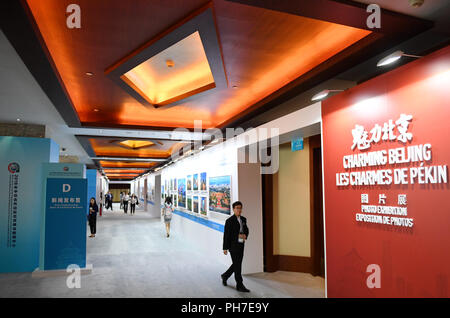 (180831) - Peking, Aug 31, 2018 (Xinhua) - Foto am 12.08.31, 2018 zeigt die charmante Peking" Fotoausstellung, die am Media Center für die Beijing Summit 2018 des Forum für chinesisch-afrikanische Zusammenarbeit (FOCAC) in Peking, der Hauptstadt von China angezeigt wird. In der Beijing Jianguo International Convention Centre, das Media Center für die kommende FOCAC Peking Gipfel offiziell den Betrieb am Freitag begonnen. (Xinhua / Zhang Chenlin) (lmm) Stockfoto