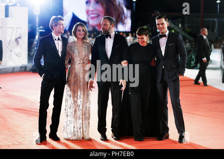 Venedig, Italien. 30. Aug 2018. (L - R) Joe Alwyn, Emma Stone, Yorgos Lanthimos, Olivia Colman und Nicholas Hoult nehmen an der "Merken"-Premiere am 30. August in Venedig, Italien 2018 (von Mark Kap/Insidefoto) Credit: insidefoto Srl/Alamy leben Nachrichten Stockfoto