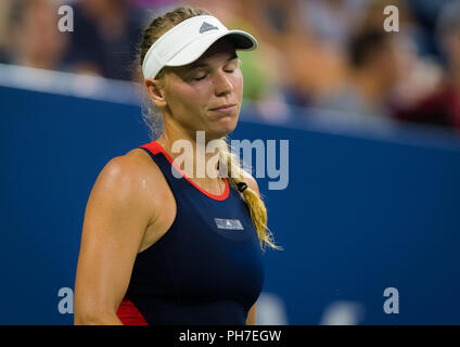 Caroline Wozniacki aus Dänemark in Aktion während ihrer zweiten Runde bei den US Open 2018 Grand Slam Tennis Turnier. New York, USA. 30. August 2018. 30 Aug, 2018. Quelle: AFP 7/ZUMA Draht/Alamy leben Nachrichten Stockfoto