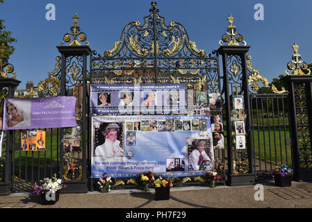 Kensington Palace, London, Großbritannien. 31. August 2018. Anhänger der verstorbenen Prinzessin Diana außerhalb Kensington Palace zum Gedenken an den 21. Jahrestag ihres Todes, indem sie Tribute und Blumen. Quelle: Matthew Chattle/Alamy leben Nachrichten Stockfoto