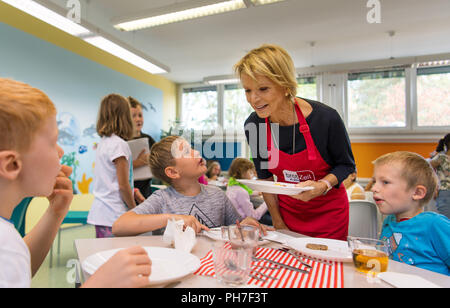 Pirna, Deutschland. 31 Aug, 2018. 31.08.2018, Sachsen, Pirna: Schauspielerin Uschi Glas, Mitbegründer des Vereins brotZeit e.V., stellt ein kostenloses Frühstück für die Schüler der Grundschulen vor dem Unterricht beginnen. Die Schule im Stadtteil Sonnenstein Pirna ist einer der Ersten in der geförderten Region Dresden in Zusammenarbeit mit dem Verband zu geben. Credit: Monika Skolimowska/dpa-Zentralbild/dpa/Alamy leben Nachrichten Stockfoto