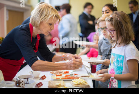 Pirna, Deutschland. 31 Aug, 2018. 31.08.2018, Sachsen, Pirna: Schauspielerin Uschi Glas, Mitbegründer des Vereins brotZeit e.V., stellt ein kostenloses Frühstück für die Schüler der Grundschulen vor dem Unterricht beginnen. Die Schule im Stadtteil Sonnenstein Pirna ist einer der Ersten in der geförderten Region Dresden in Zusammenarbeit mit dem Verband zu geben. Credit: Monika Skolimowska/dpa-Zentralbild/dpa/Alamy leben Nachrichten Stockfoto
