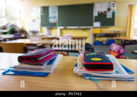 Pirna, Deutschland. 31 Aug, 2018. 31.08.2018, Sachsen, Pirna: Federmappen und Notebooks liegen auf einem Tisch in einem Klassenzimmer der Grundschule im Stadtteil Sonnenstein Pirna. Credit: Monika Skolimowska/dpa-Zentralbild/dpa/Alamy leben Nachrichten Stockfoto